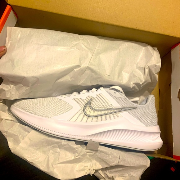 4 brand new nikes 7.5 in size all women or kids. - Picture 1 of 4